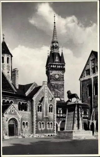 Ak Braunschweig in Niedersachsen, Burgplatz, Löwenstatue von hinten, Uhrturm