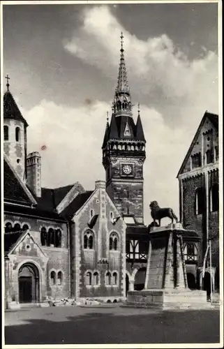 Ak Braunschweig in Niedersachsen, Burgplatz, Löwenstatue von hinten, Uhrturm