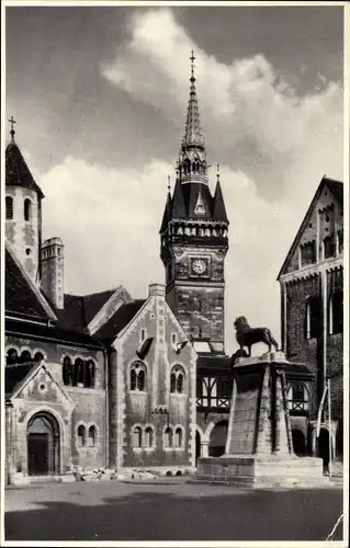 Ak Braunschweig in Niedersachsen, Burgplatz, Löwenstatue von hinten, Uhrturm