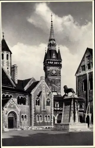 Ak Braunschweig in Niedersachsen, Burgplatz, Löwenstatue von hinten, Uhrturm