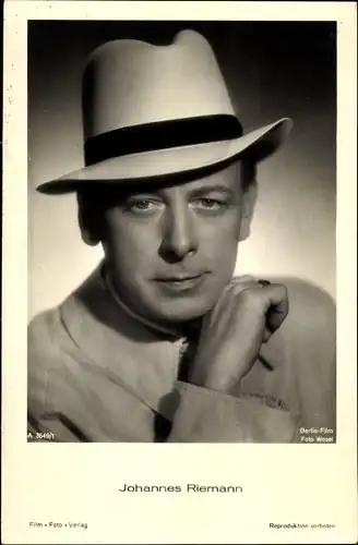 Ak Schauspieler Johannes Riemann, Portrait mit Hut