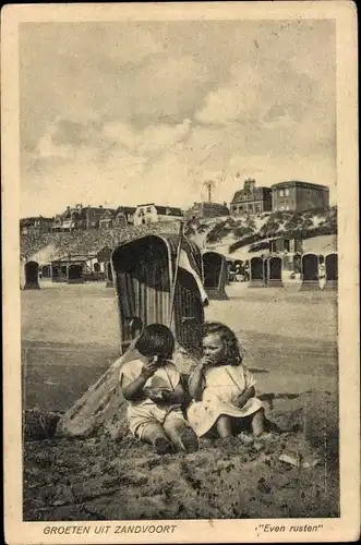 Ak Zandvoort Nordholland Niederlande, Kleinkinder am Strand, Even rusten