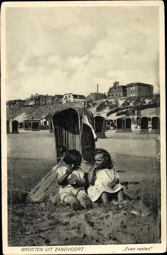 Ak Zandvoort Nordholland Niederlande, Kleinkinder am Strand, Even rusten