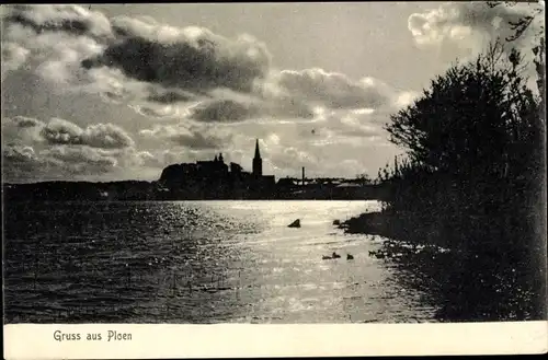 Ak Plön am See Holstein, Blick zum Ort über Gewässer hinweg