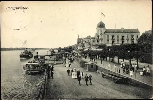 Ak Königswinter am Rhein, Uferpartie, Hotel Berlin, Schiffe, Passanten