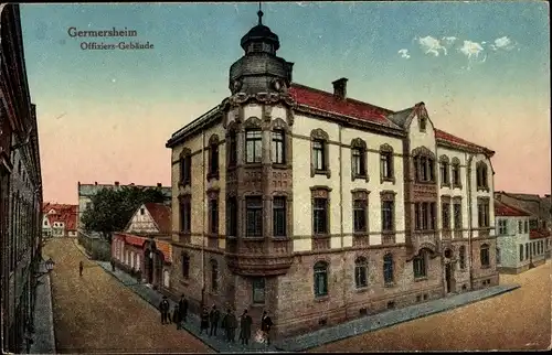 Ak Germersheim am Rhein, Blick auf das Offiziers Gebäude, Passanten