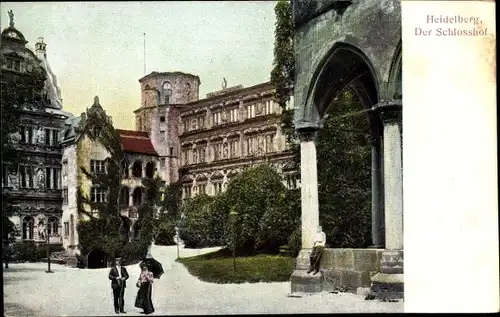 Ak Heidelberg am Neckar, Der Schlosshof, Spaziergänger