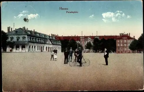 Ak Hanau am Main, Paradeplatz, Menschen, Fahrrad