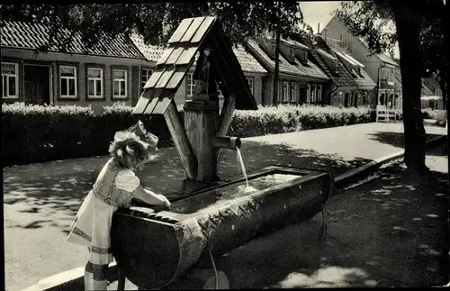 Ak Sankt Andreasberg Braunlage im Oberharz, Kind an Brunnen in der Schützenstraße