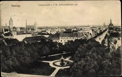 Ak Dessau in Sachsen Anhalt, Totalansicht v. d. St. Johanniskirche aus, Brunnen