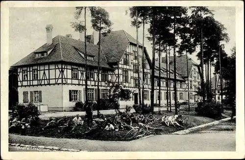 Ak Grafenwöhr Oberpfalz, Soldaten auf der Wiese im Lager, Fachwerkhaus