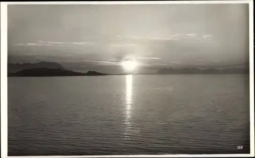 Ak Norwegen, Midnatsol, Mitternachtssonne über Wasser