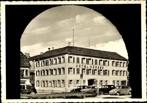 Ak Landau in der Pfalz, Hotel Körber, Außenansicht, Blick durch Bogen, Autos