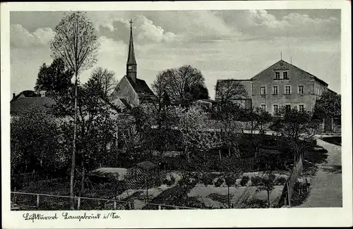 Ak Dresden Langebrück, Gartenpartie mit Blick auf die Kirche und Wohnhäuser