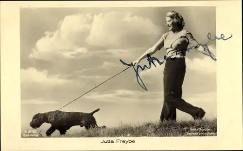 Ak Schauspielerin Jutta Freybe, Portrait mit Hund, Ross Verlag A 3152 2