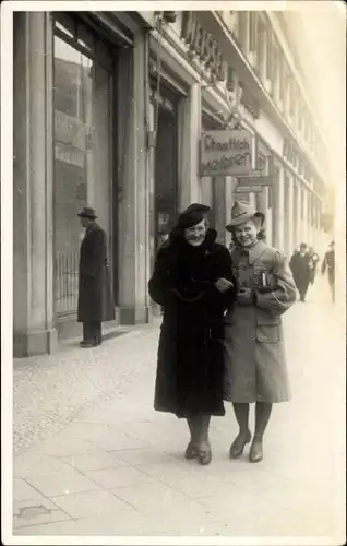 Foto Ak Berlin Charlottenburg, Spaziergang auf der Budapester Straße