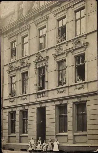 Foto Ak Berlin Prenzlauer Berg, Mehrfamilienhaus, Kinder, Bewohner am Fenster