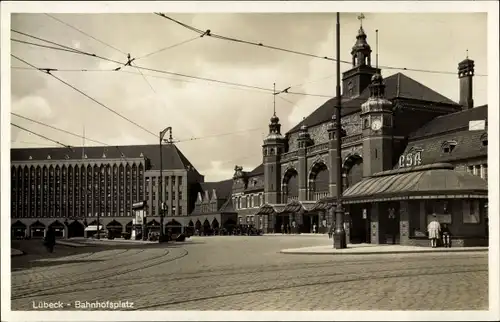 Ak Lübeck in Schleswig Holstein, Partie auf dem Bahnhofsplatz, Gleise, Haltestelle