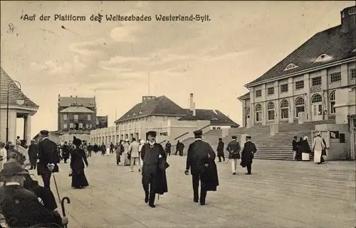 Ak Westerland auf Sylt, Auf der Plattform, Passanten, Touristen