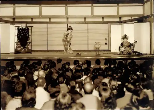 Foto Japanerinnen in Kimonos auf der Bühne, Zuschauer