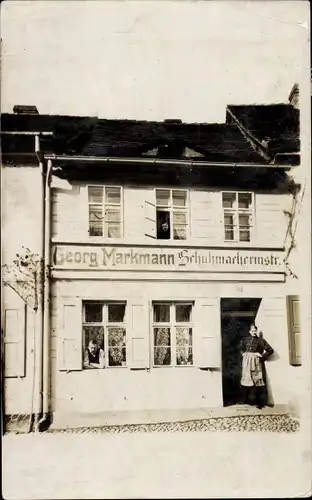 Foto Ak  Berlin, Georg Markmann, Schuhmachermeister, Frau in der Tür