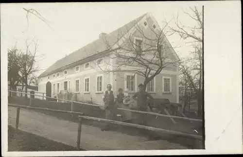 Foto Ak Sayda im Erzgebirge, Personen vor einem Gutshaus