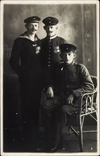 Foto Ak Matrose der SMS Hamburg, Deutsche Soldaten in Uniformen, Ordens Spangen, Portrait