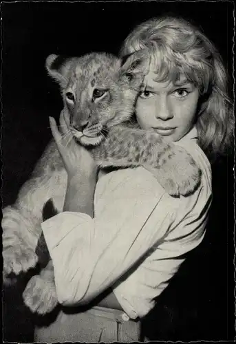 Ak Schauspielerin Marion Michael, Portrait mit Löwenbaby