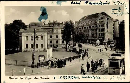 Ak Plauen im Vogtland, Straßenpartie Am Tunnel, Straßenbahn, Passanten