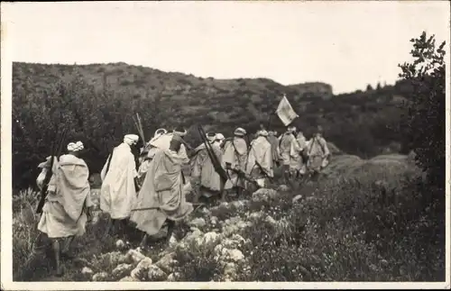 Foto Ak Marokko, Landschaft mit Kriegern auf dem Marsch, Maghreb