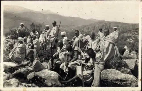 Foto Ak Marokko, Landschaft mit Männern, Maghreb, Krieger