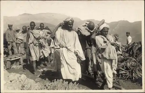 Foto Ak Marokko, Landschaft mit Männern, Maghreb