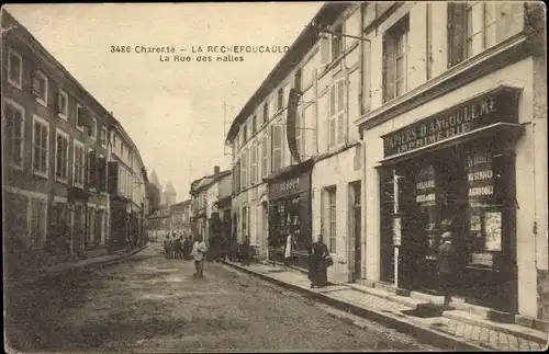 Ak La Rochefoucauld Charente, La Rue des halles, Straßenpartie, Geschäfte