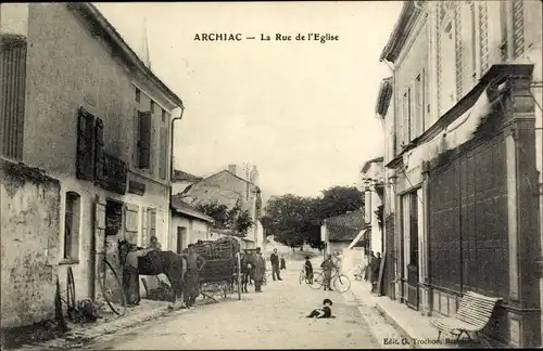 Ak Archiac Charente Maritime, La Rue de l'Église