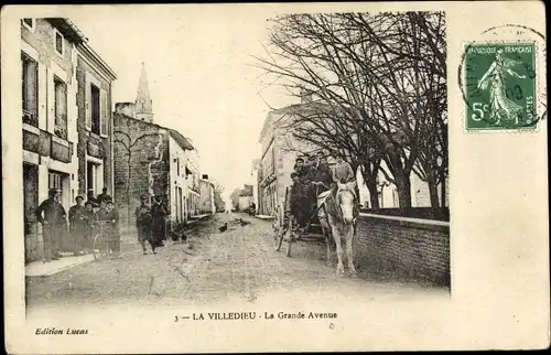 Ak La Villedieu Charente Maritime, La Grande Avenue