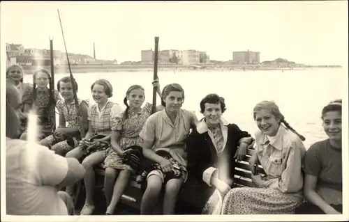 Foto Ak Nordseebad Norderney Ostfriesland, Damen auf einem Boot, Sommer 1954