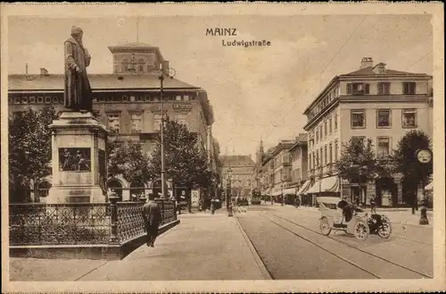 Ak Mainz am Rhein, Ludwigstraße, Denkmal, Straßenbahn, Straßenszene