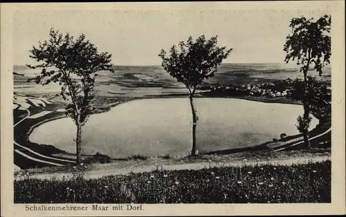 Ak Schalkenmehren in der Eifel, Schalkenmehrener Maar mit Dorf, Panorama