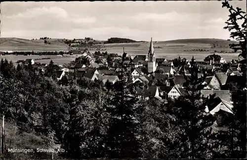 Ak Münsingen in Württemberg, Totalansicht, Panorama, Kirche