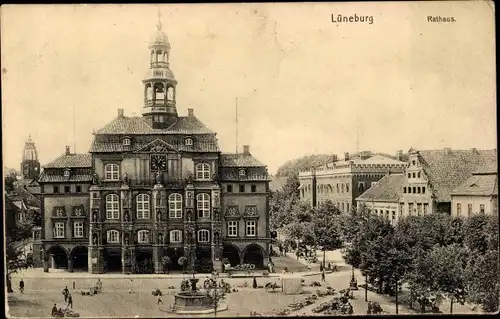 Ak Lüneburg in Niedersachsen, Rathaus, Außenansicht, Brunnen