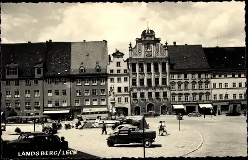 Ak Landsberg am Lech in Oberbayern, Platz, Geschäfte, Brunnen, Autos