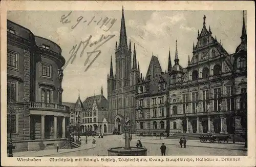 Ak Wiesbaden in Hessen, Marktplatz mit königl. Schloss, Töchterschule, ev. Hauptkirche, Rathaus