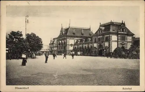 Ak Düsseldorf am Rhein, Bahnhof, Vorplatz, Menschen