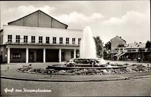 Ak Kaiserslautern in der Pfalz, Rondell vor Gebäude, Springbrunnen