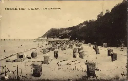 Ak Ostseebad Sellin auf Rügen, Am Familienbad, Strand mit Strandkörben