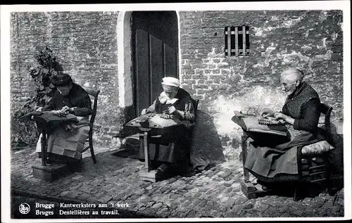 Ak Bruges Brügge Flandern Westflandern, Dentellières au travail, Klöpplerinnen bei der Arbeit