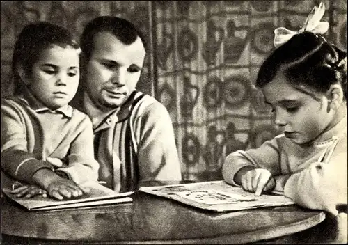 Ak Kosmonaut Juri Alexejewitsch Gagarin mit Kindern, Portrait