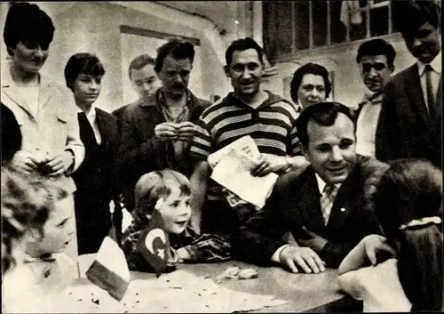 Ak Kosmonaut Juri Alexejewitsch Gagarin unter den Arbeitern