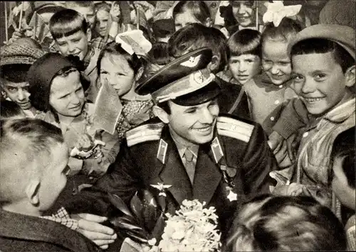 Ak Kosmonaut Juri Alexejewitsch Gagarin umgeben von Kindern