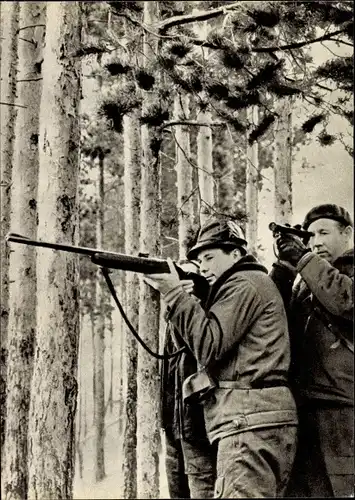 Ak Alexei Archipowitsch Leonow und Kosmonaut Juri Alexejewitsch Gagarin bei der Jagd